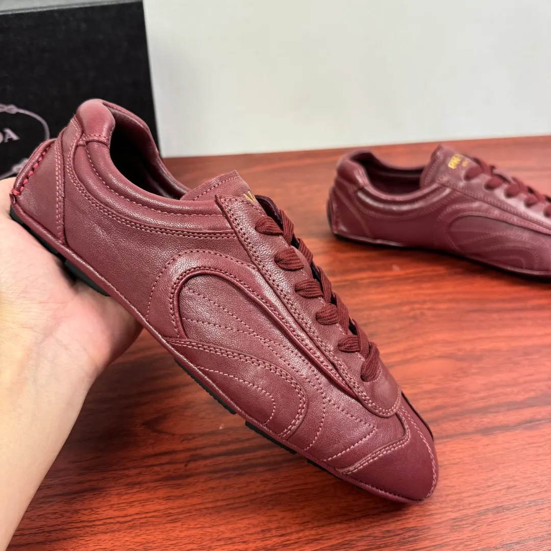 Batch 780 Prada/Prada Montecarlo Re-Edition 2005 Nappa sheepskin/nubuck leather sneakers, men's men's men's shoes for easy shipping! Featuring an antique finish, these sneakers combine style and comfort in a sophisticated and innovative design. The silhouette inspired by driving shoes is soft and flexible, and the deconstructed sole gives it a lightweight look and smooth aesthetic. Prominent top stitching enhances the sporty soul of this hybrid sneaker. It is paired with a lightweight and flexible rubber sole, a visible convex sole pattern embellishment, and a wrapped insole. The whole package! Size: 39-40-41-42-43-44 Leather shoe size Item number: 4E1165 Sheepskin wine red